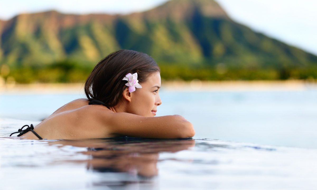 Δυσμηνόρροια και θάλασσα: Βοηθά το κολύμπι ή χειροτερεύει τον πόνο;