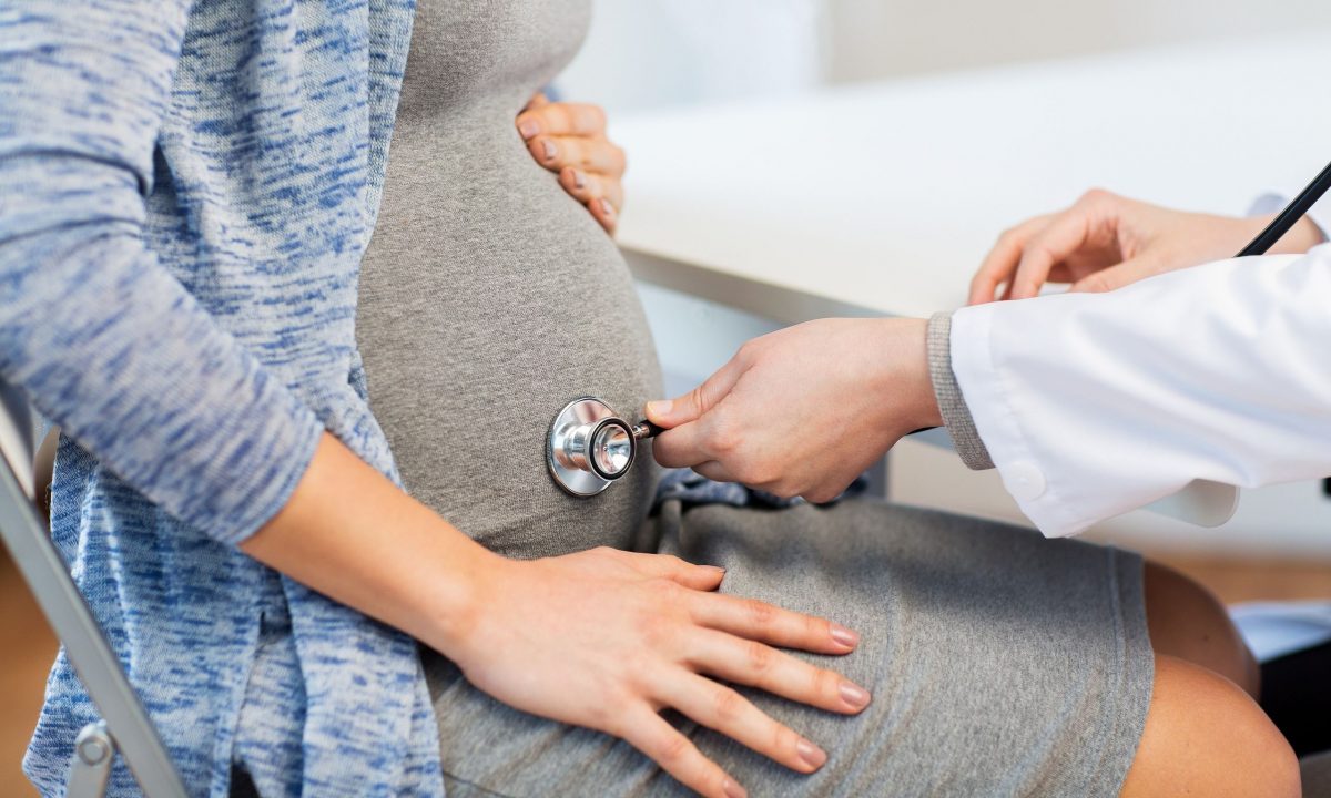 Καφέ υγρά στην εγκυμοσύνη: Είναι φυσιολογικά ή σημάδι ανησυχίας;