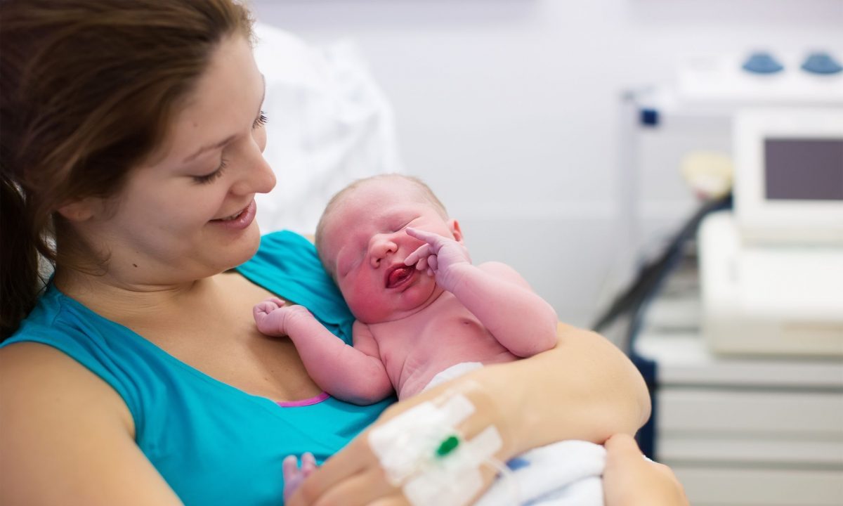 Είδα το νεογέννητο μωρό μου πρώτη φορά μέσα από μια οθόνη και αυτό ακόμα πονάει