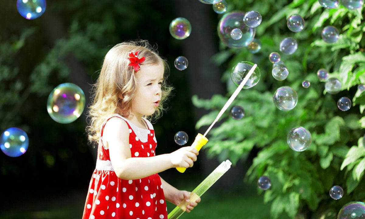 DIY υγρό για φούσκες: Φτιάξτε τις δικές σας σαπουνόφουσκες με 3 μόνο υλικά