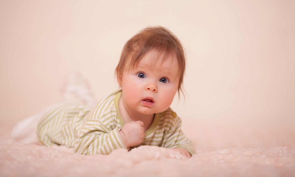 Το μωρό μου τεντώνει το κεφάλι του προς τα πίσω - Να ανησυχήσω;