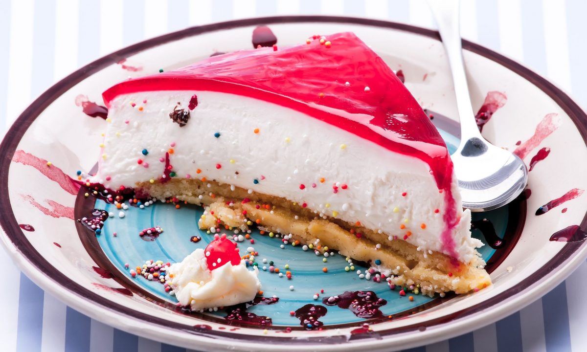 Γλυκό ψυγείου με πτι μπερ, ζελέ φράουλας και σαντιγί