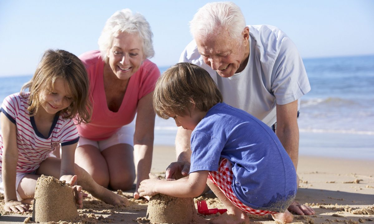 8 πράγματα που μόνο οι παππούδες και οι γιαγιάδες μπορούν να προσφέρουν στην οικογένεια