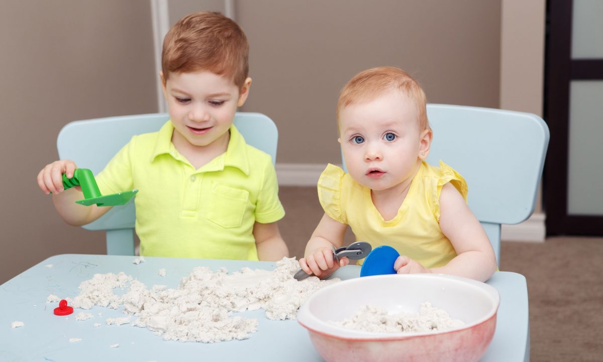 Αισθητηριακό καλοκαιρινό παιχνίδι με άμμο από την παραλία
