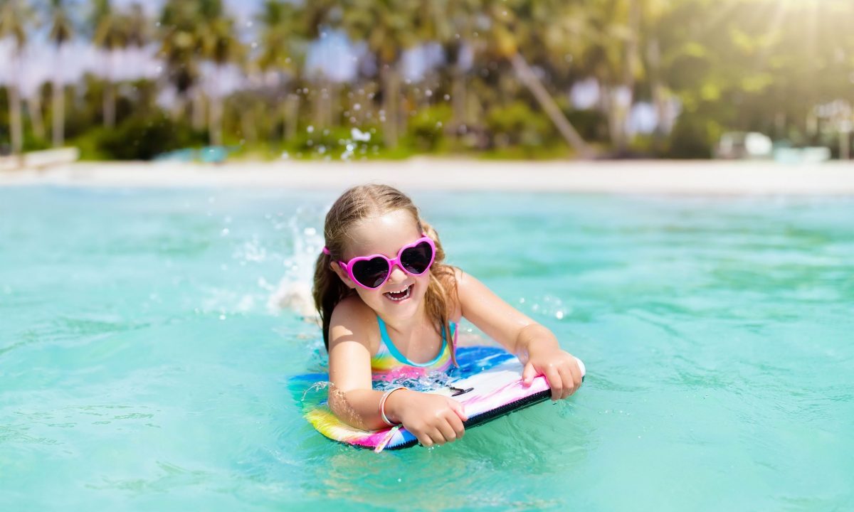 Οι 5 βασικοί κανόνες για να παίζουν τα παιδιά στο νερό με ασφάλεια