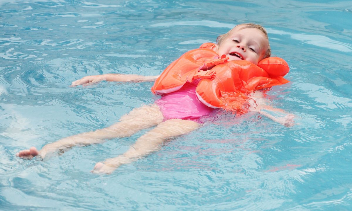 Πώς να εκπαιδεύσετε τα παιδιά σας σε βασικούς κανόνες ασφαλείας στο νερό