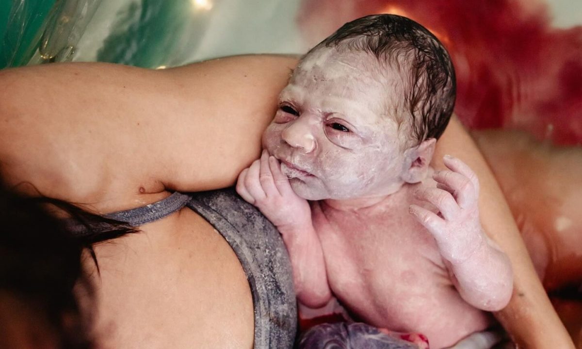 Η μαγεία της πρώτης επαφής: Όταν το νεογέννητο αντικρύζει τη μαμά του