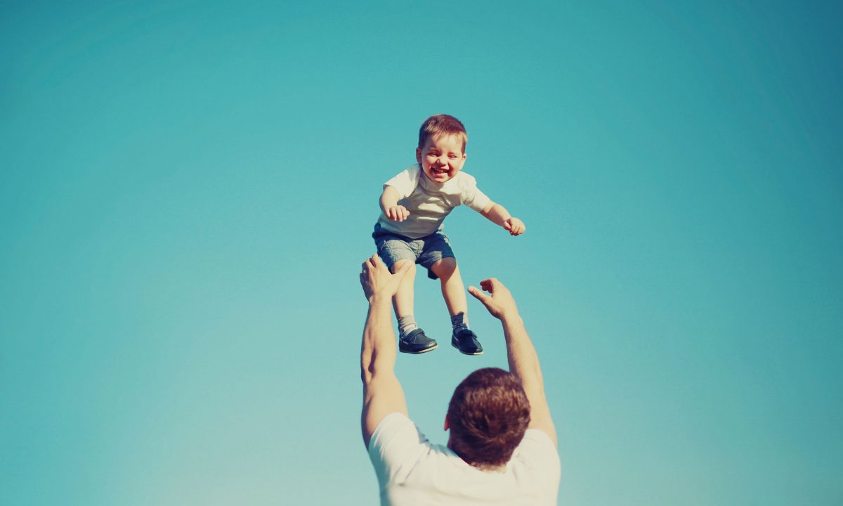 Γιατί τα παιδιά προτιμούν να παίζουν με τους μπαμπάδες αντί για τις μαμάδες