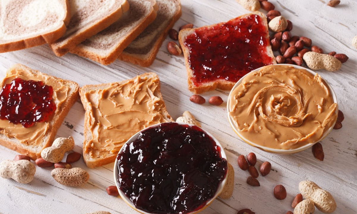 Καλοκαιρινά σουβλάκια με τοστ, φυστικοβούτυρο & φρούτα – το τέλειο παιδικό σνακ