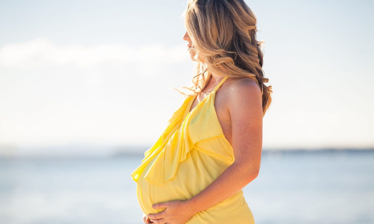Καύσωνας και εγκυμοσύνη: 12 δροσερά tips που θα σε σώσουν