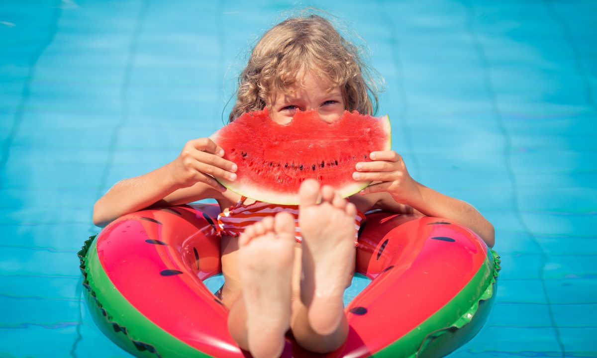 Καύσωνας και παιδί: Τι να τρώει και τι να αποφεύγει