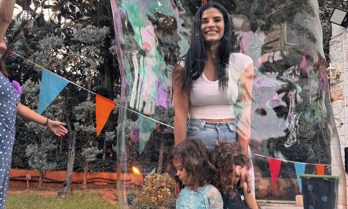 Χριστίνα Μπόμπα: Πώς περνάει δημιουργικά τον χρόνο της με τις κόρες της στην Πάρο