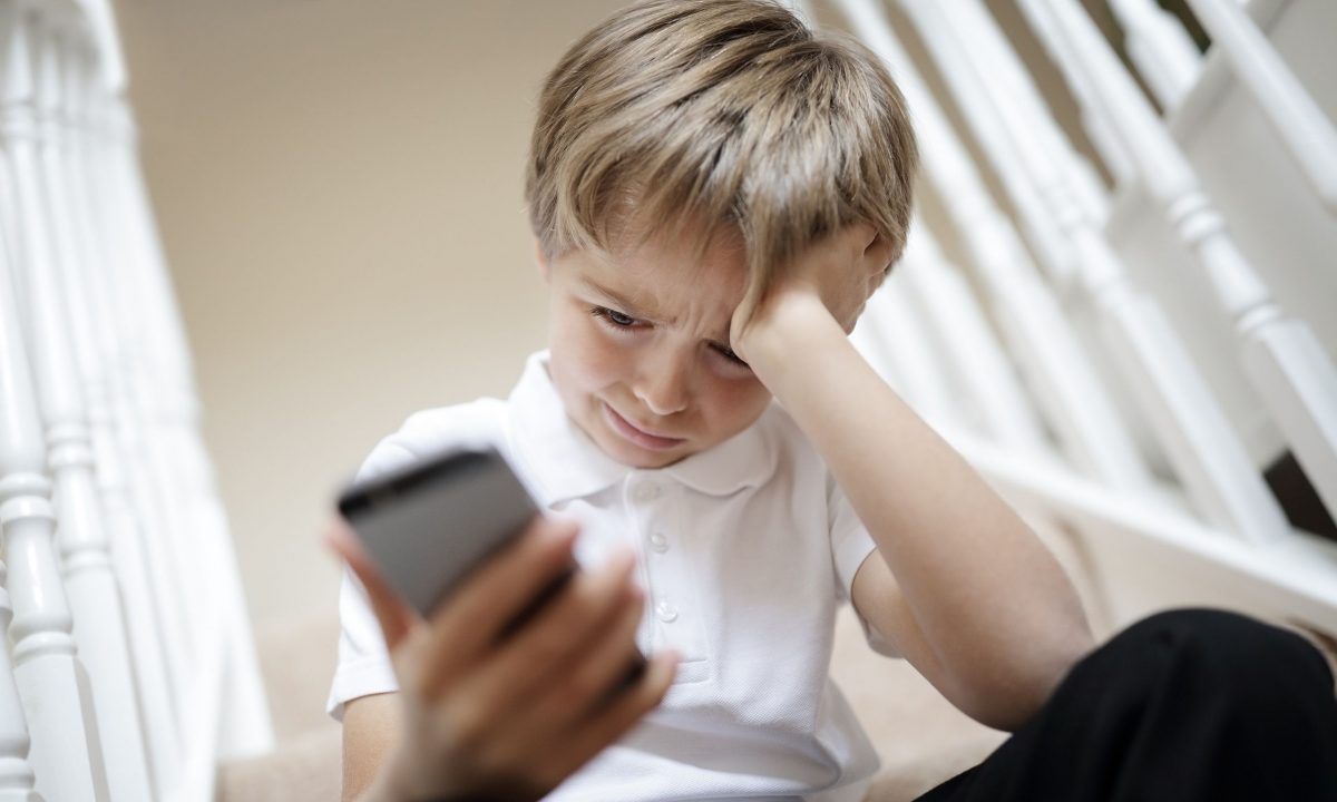 Τα smartphones πριν τα 13 επηρεάζουν αρνητικά την ψυχική υγεία των παιδιών, σύμφωνα με νέα μελέτη