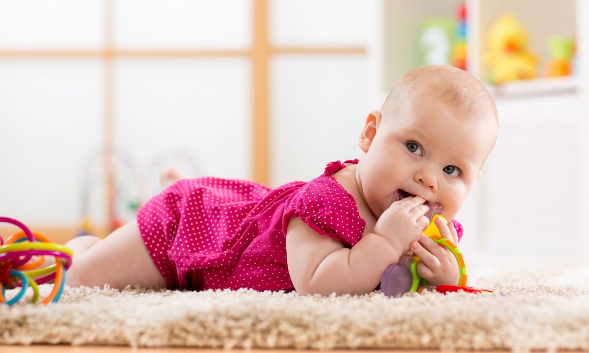 7 μηνών μωρό: Τι καταφέρνει να κάνει το μωρό σας και πώς να το βοηθήσετε