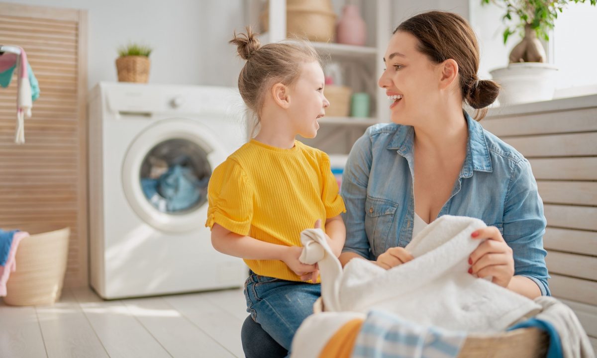 Χλωρίνη στο πλυντήριο: 6 μυστικά για πεντακάθαρα ρούχα χωρίς φθορές