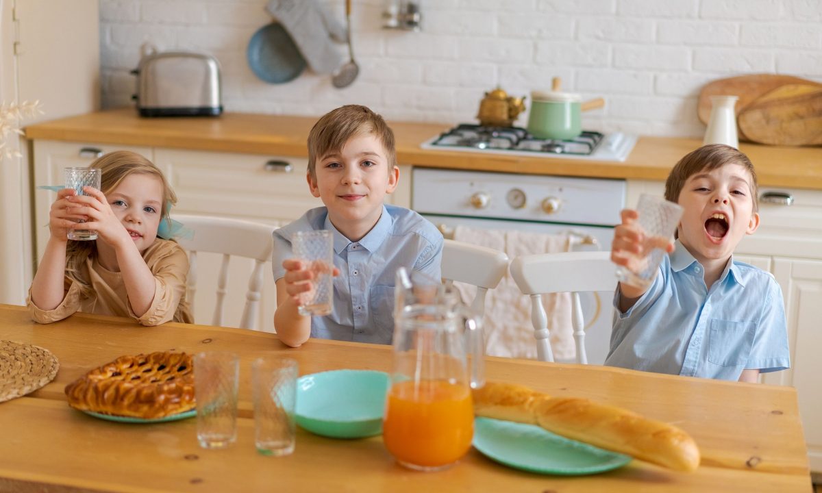 Μοντεσσοριανή φιλοσοφία στο σπίτι: 7 τρόποι για πιο ήρεμα οικογενειακά γεύματα