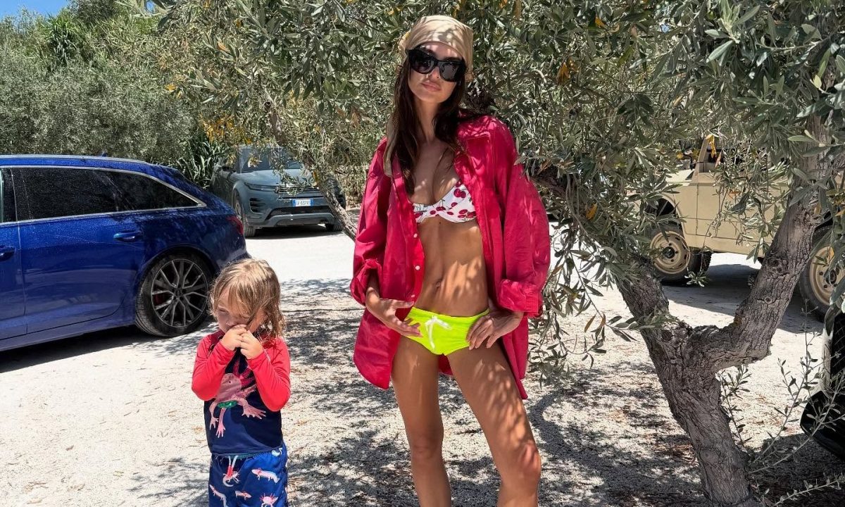 Το Instagram έκρινε την Emily Ratajkowski — και όχι για τον λόγο που νομίζεις