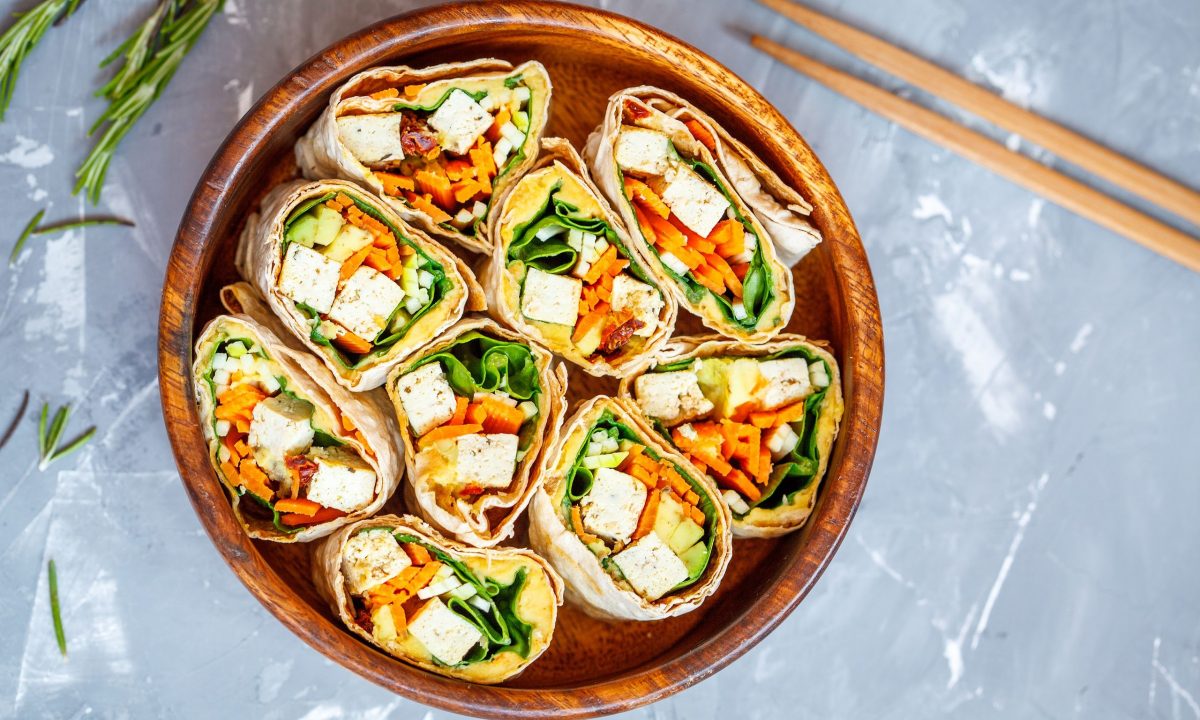 Καλοκαιρινό snack για την παραλία: Χούμους wraps με λαχανικά – ελαφρύ, υγιεινό και πεντανόστιμο