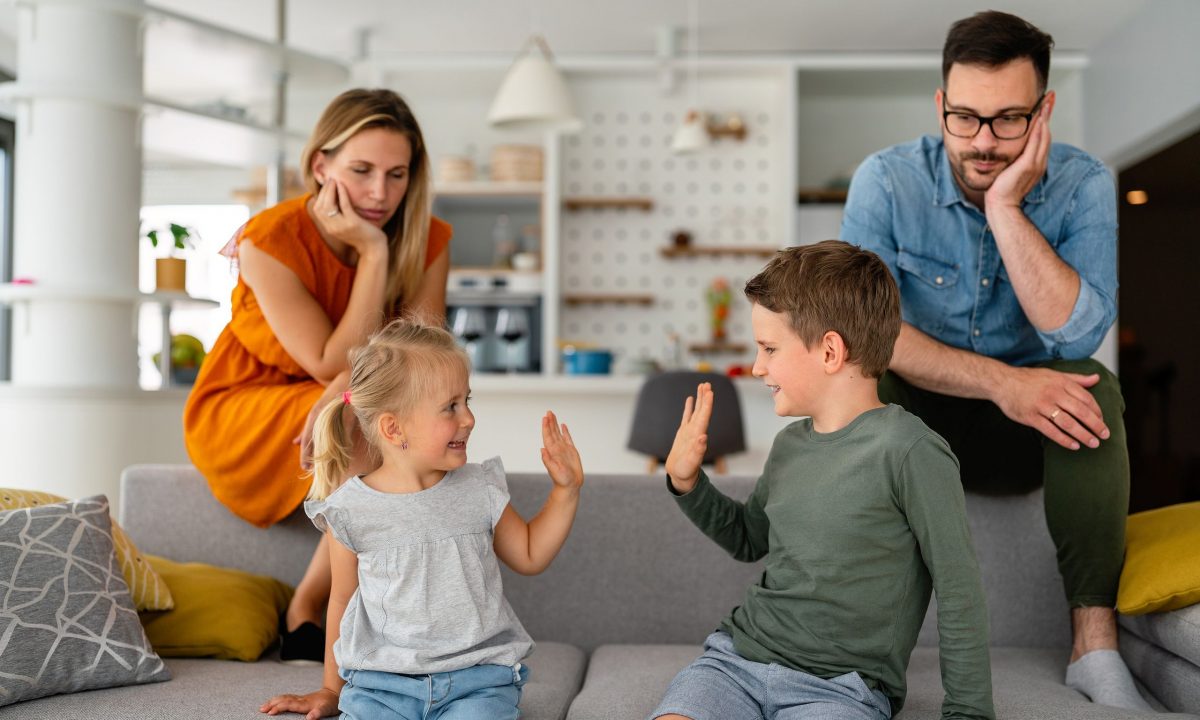 Οι γονείς νιώθουν ανεπαρκείς 156 φορές τον χρόνο, σύμφωνα με νέα έρευνα