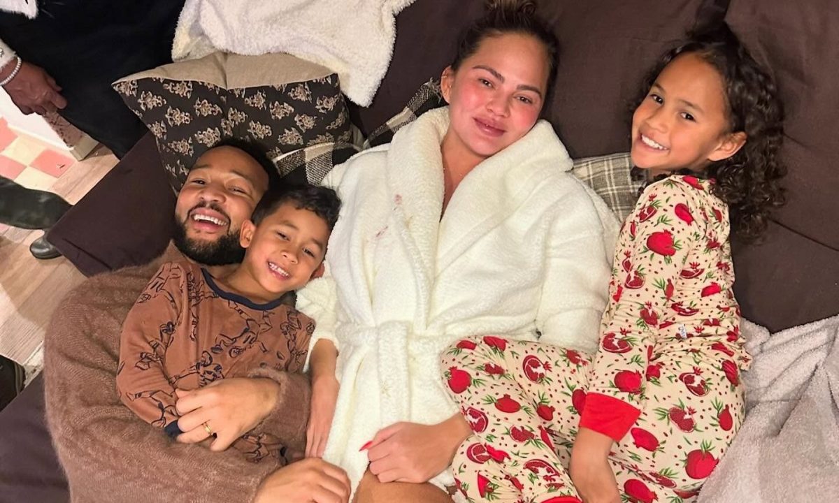 Η Chrissy Teigen μετέτρεψε κούκλα του LeBron James σε ήρωα με διαβήτη για τον γιο της Miles