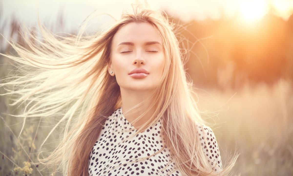 5 φυσικοί τρόποι να ανοίξετε το χρώμα των μαλλιών σας αυτό το καλοκαίρι