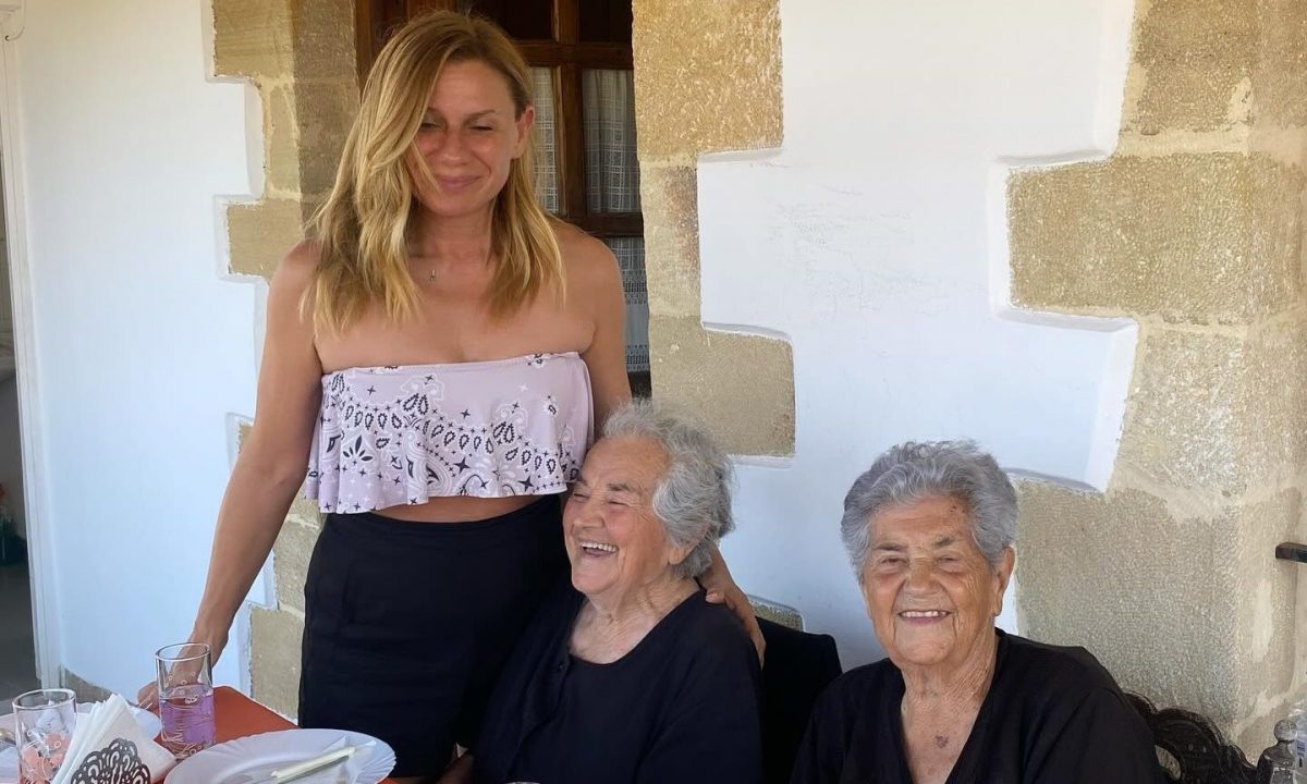 Κατερίνα Καραβάτου: «Η ευτυχισμένη οικογένεια είναι ένας παράδεισος» - Οι φώτο με τις θείες της