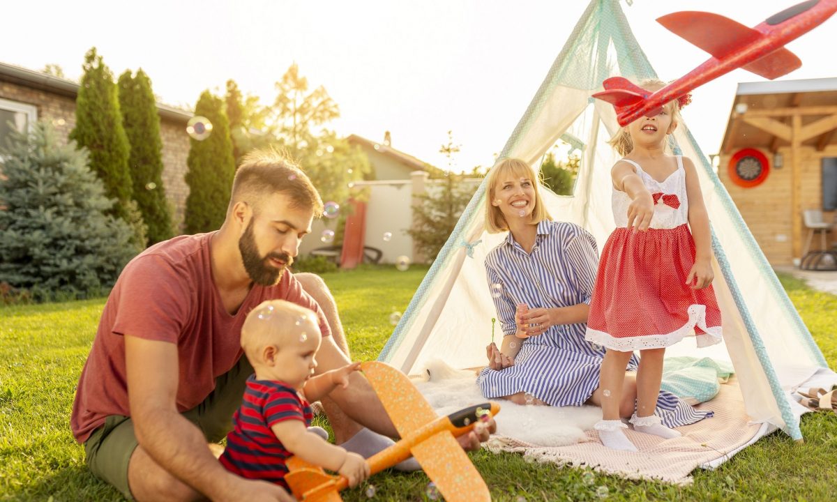 Οι γονείς επιστρατεύουν κάθε λύση για να κρατήσουν τα παιδιά απασχολημένα στις καλοκαιρινές διακοπές