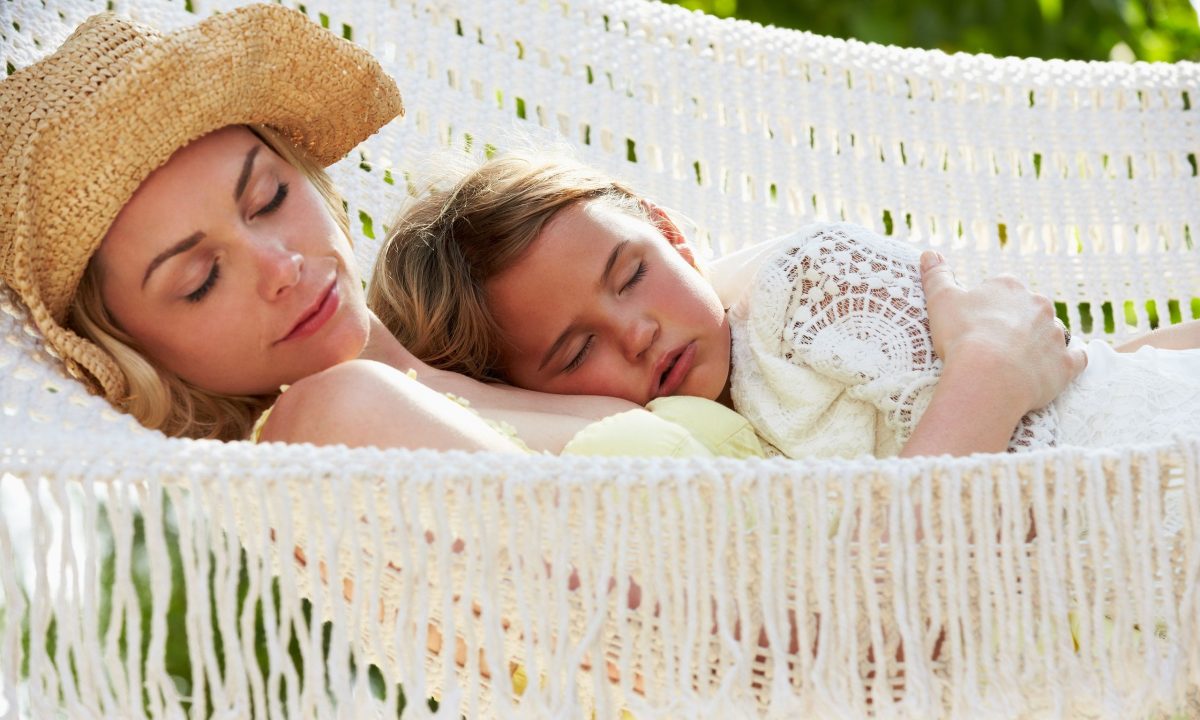 Μήπως νιώθετε ήδη κουρασμένοι; Καλοκαιρινός οδηγός επιβίωσης για γονείς