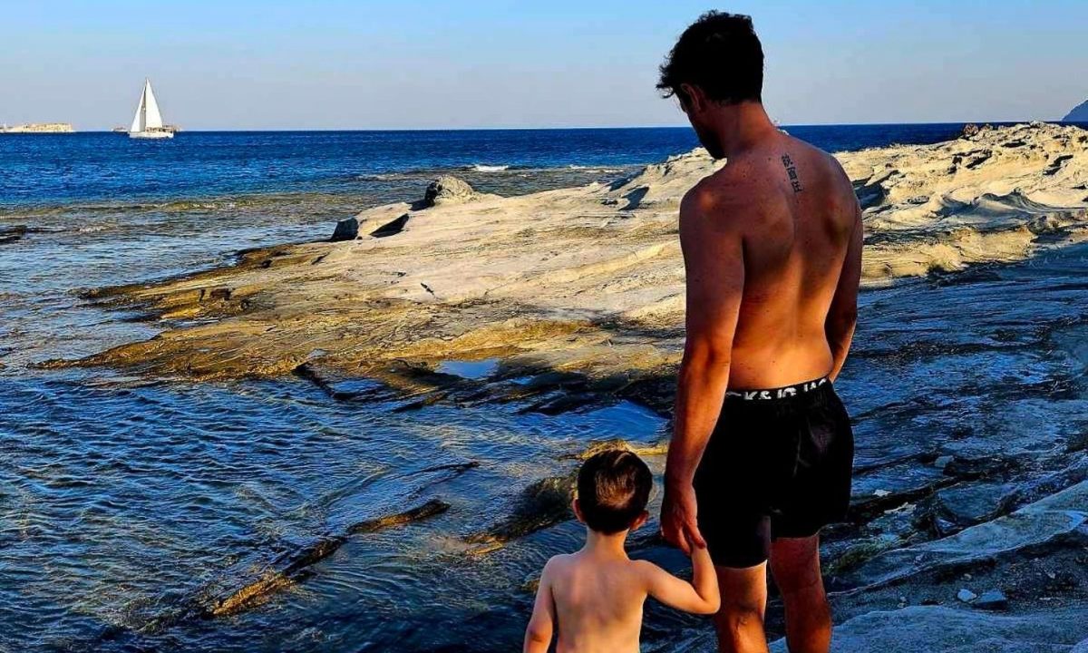 Ο Ορφέας Αυγουστίδης δημοσίευσε την πιο καλοκαιρινή φωτογραφία του γιου του