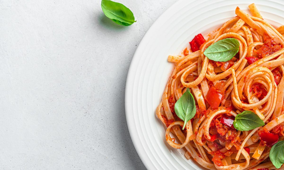 Λιγκουίνι με κολοκυθάκια σε κόκκινη σάλτσα - Ιδανική και για vegetarian