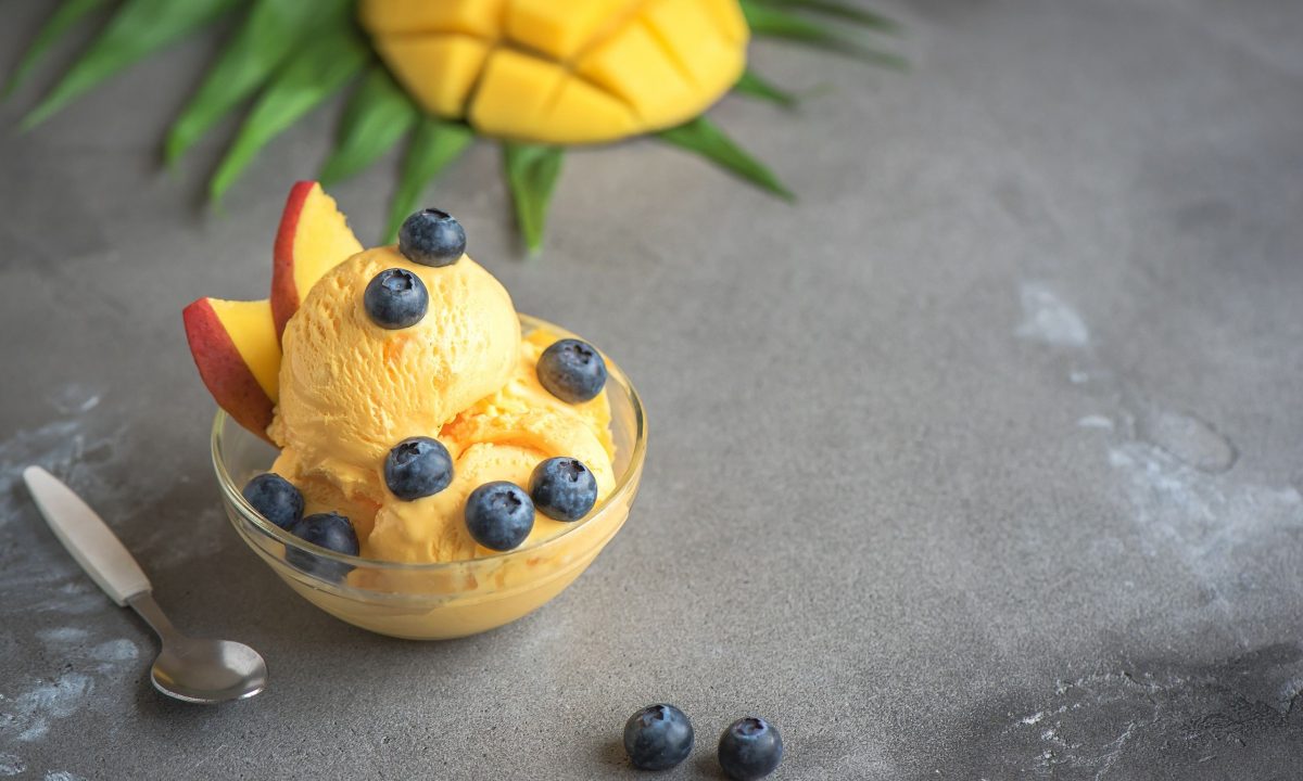 Εύκολο σορμπέ μάνγκο μόνο με 4 υλικά: Ένα δροσιστικό γλυκό για μικρούς και μεγάλους