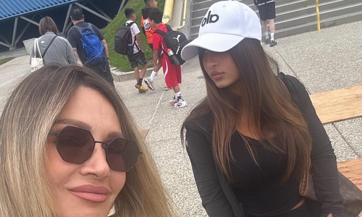 Περήφανη μαμά η Ελένη Πετρουλάκη - Δύο κόρες της σπουδάζουν στο εξωτερικό με υποτροφία