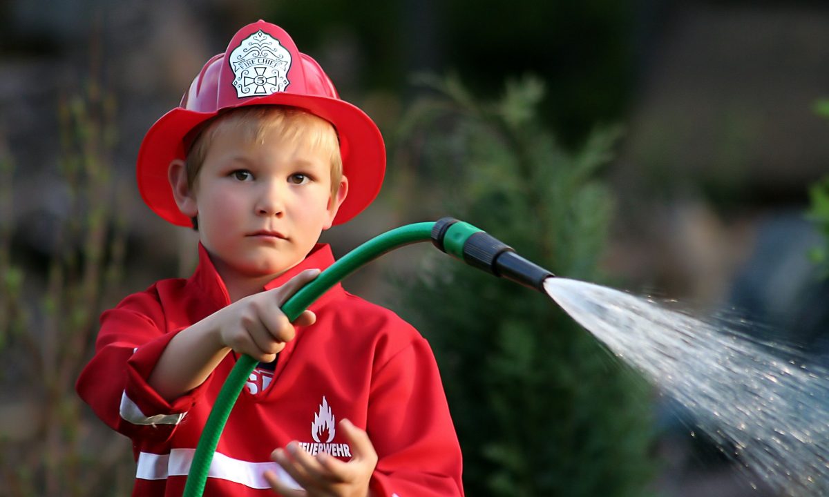 Φωτιά: 4 βασικοί τρόποι για να προστατέψετε τα παιδιά σας από τις πυρκαγιές