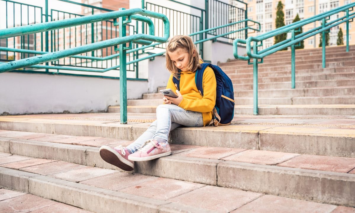 Περισσότερα παιδιά μιλούν με AI φίλους – Τι πρέπει να ξέρουν οι γονείς