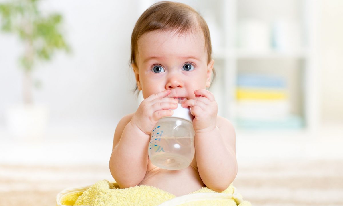 Πότε μπορεί το μωρό σας να ξεκινήσει να πίνει νερό;