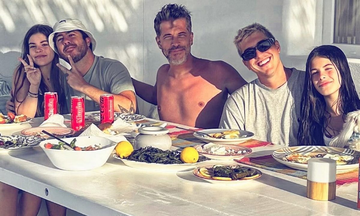 Χάρης Βαρθακούρης: Η σπάνια οικογενειακή φωτογραφία με τις κόρες και τα αδέρφια του