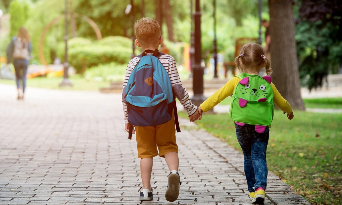 Προσαρμογή στο σχολείο: Πώς να βοηθήσετε το παιδί σας να αγαπήσει το σχολείο από την αρχή