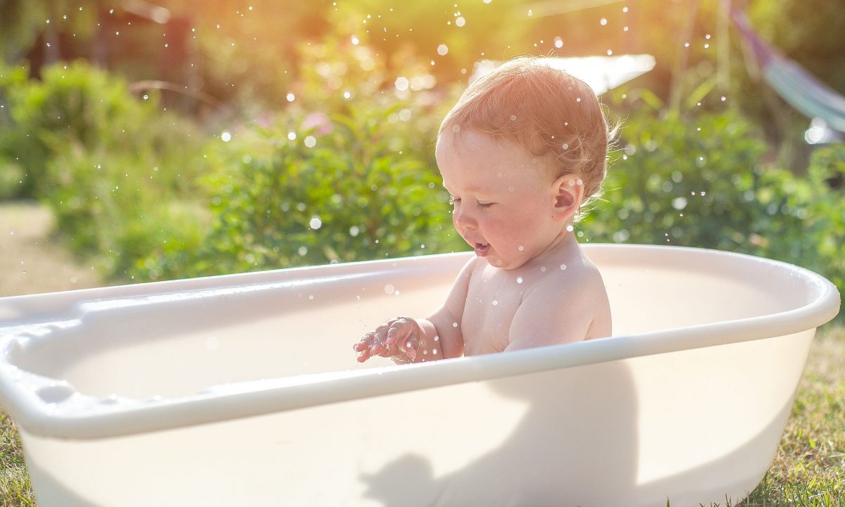 Baby skincare το καλοκαίρι: Τι να αλλάξετε στη ρουτίνα περιποίησης