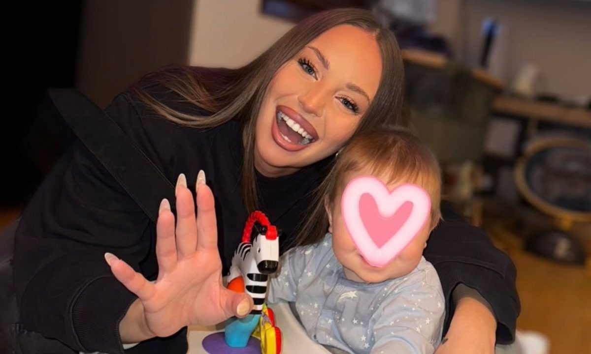 Η Ανδρομάχη τραγουδά με τον μπεμπάκο της και το διαδίκτυο λιώνει