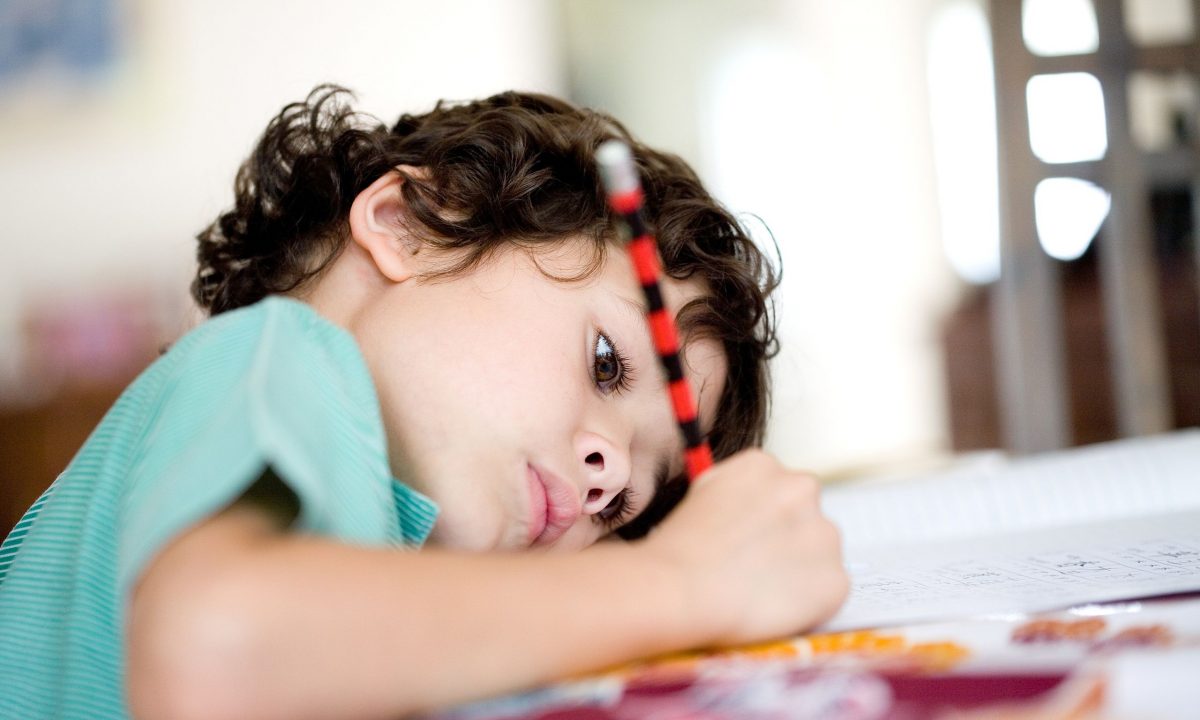 10 πρακτικοί τρόποι να ενισχύσετε τη συγκέντρωση των παιδιών και την οργάνωση των μαθημάτων τους