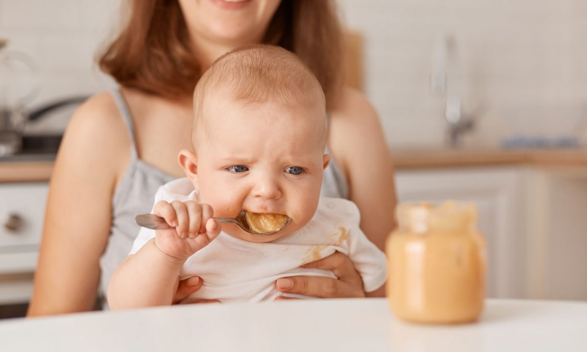 Carnivore babies: Η επικίνδυνη τάση του TikTok με μωρά που τρώνε μόνο κρέας
