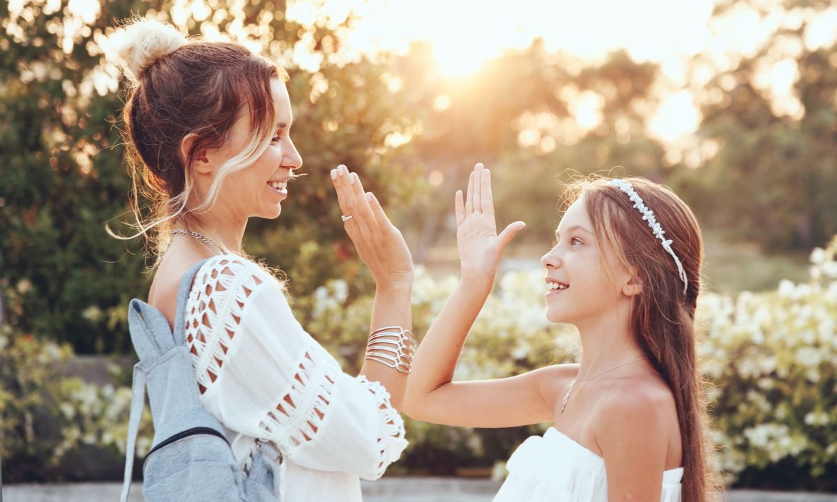 Όταν οι έφηβοι λένε πάντα «ναι» - Πότε είναι ανησυχητικό και τι πρέπει να προσέξουν οι γονείς