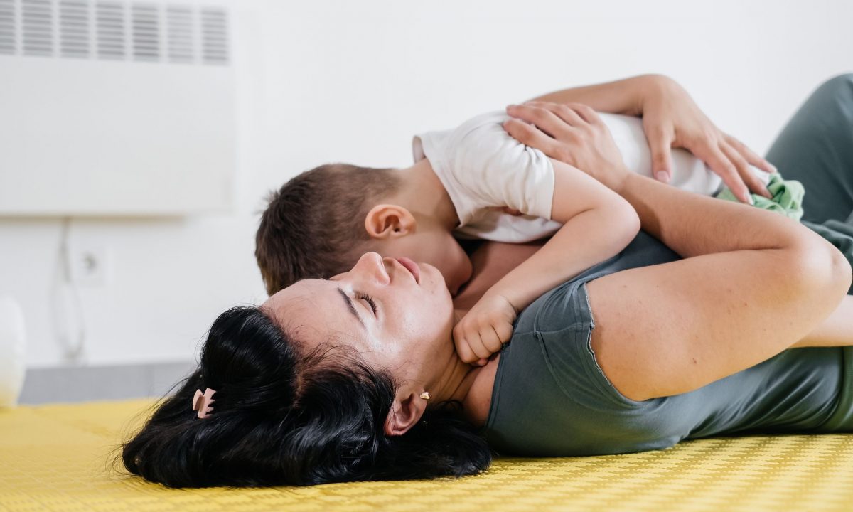 Το νοικοκυριό δεν είναι μόνο σκούπα και πιάτα – είναι και η ψυχική φθορά των μαμάδων