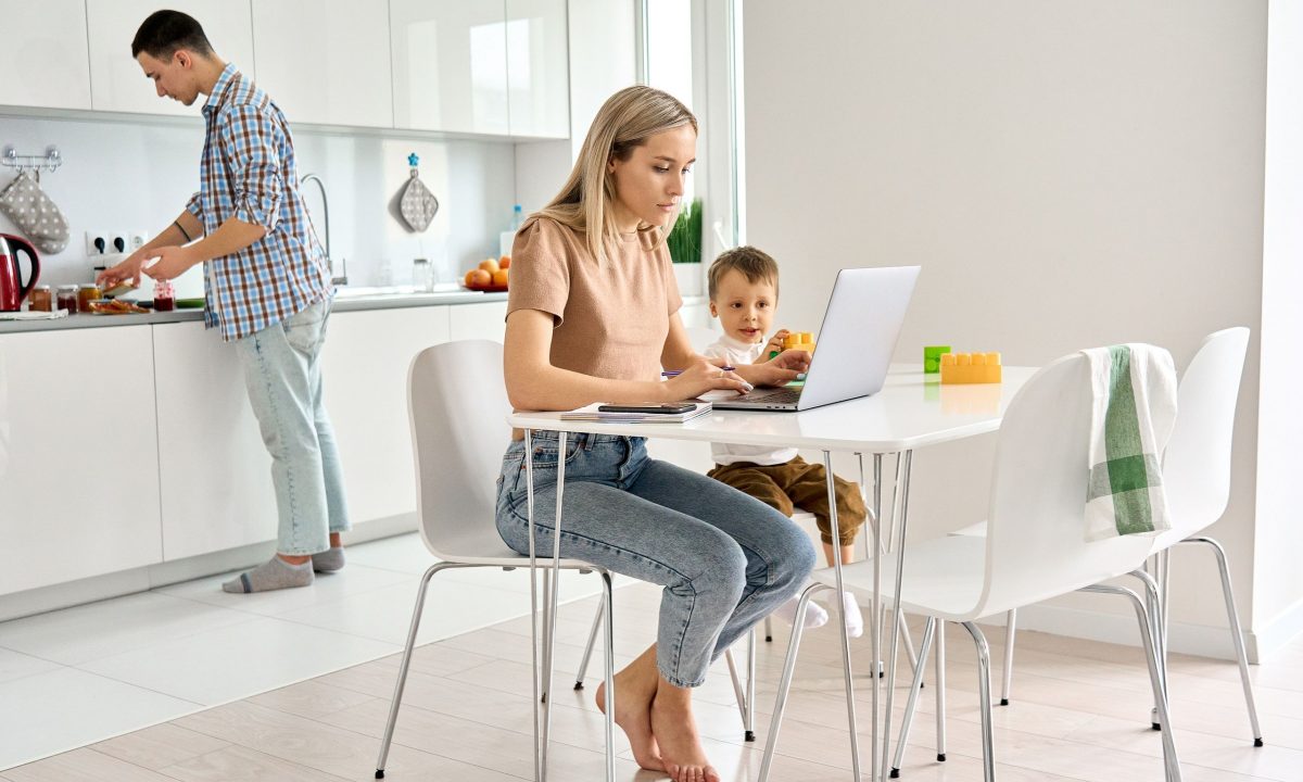 Πώς η επιστροφή στο σχολείο επηρεάζει ψυχικά τις μαμάδες;