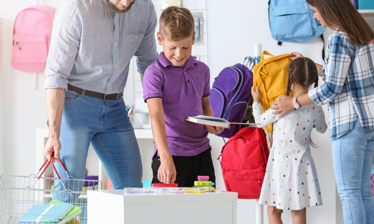 2 στους 3 γονείς θα έκαναν οικονομικές θυσίες για να νιώθουν τα παιδιά τους αποδεκτά στο σχολείο