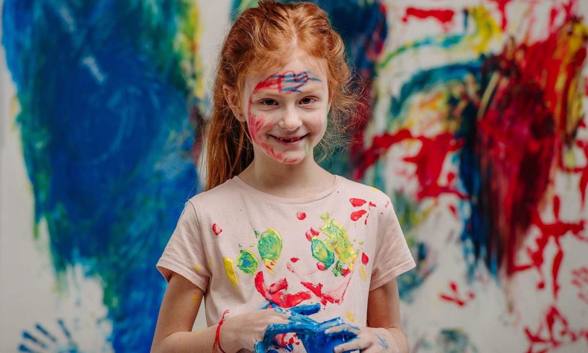 Δημιουργήσετε πολύχρωμα μπλουζάκια με νερομπογιές και νεροπίστολα - Εύκολη δραστηριότητα για παιδιά