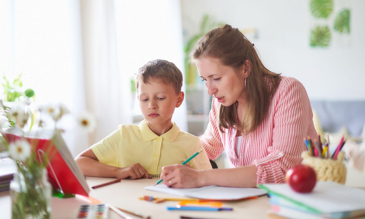 Κέντρο μελέτης ή ιδιαίτερα μαθήματα; Τι ταιριάζει καλύτερα στο παιδί σας