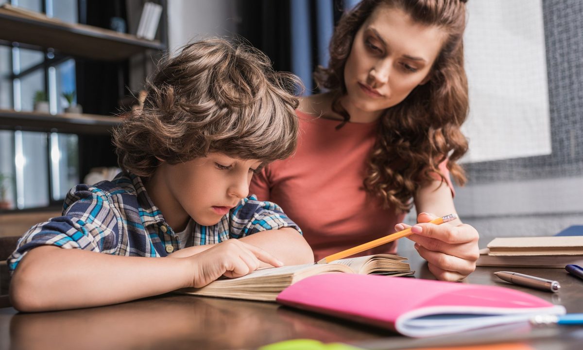 Πρέπει να βοηθάω το παιδί μου με τις σχολικές εργασίες ή να τις κάνει μόνο του;