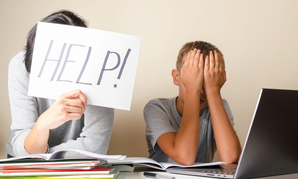 Γιατί το ψυχικό φορτίο της επιστροφής στο σχολείο πέφτει πάντα στις μαμάδες;