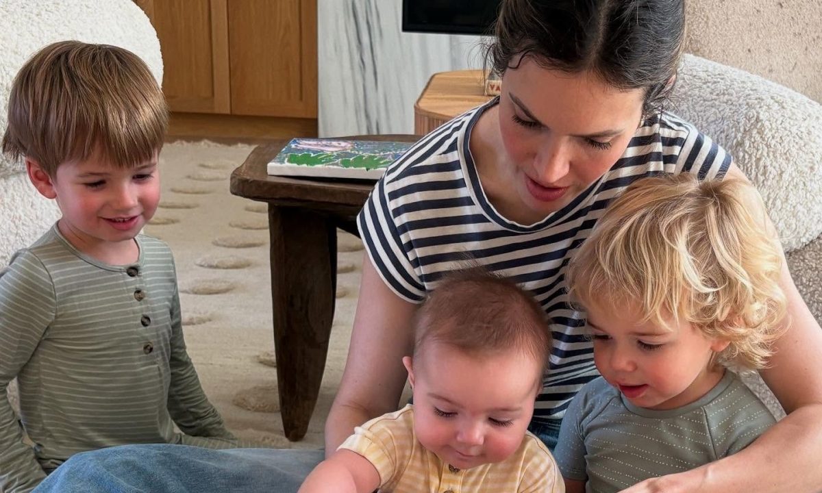 Πώς είναι η ζωή με 3 παιδιά κάτω των 4 ετών; Η ηθοποιός Mandy Moore απαντά: «Χαοτική αλλά υπέροχη»